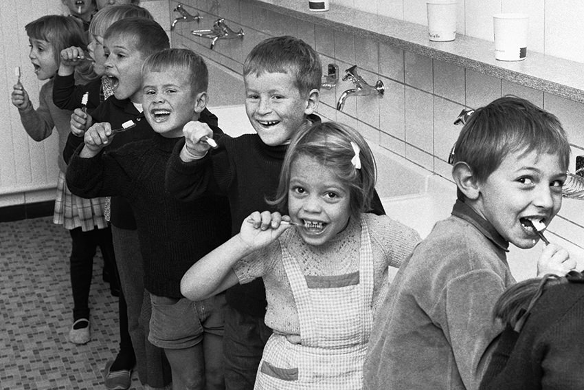 Kinder beim Zähneputzen, Schweiz, 1967 / © picture alliance/KEYSTONE