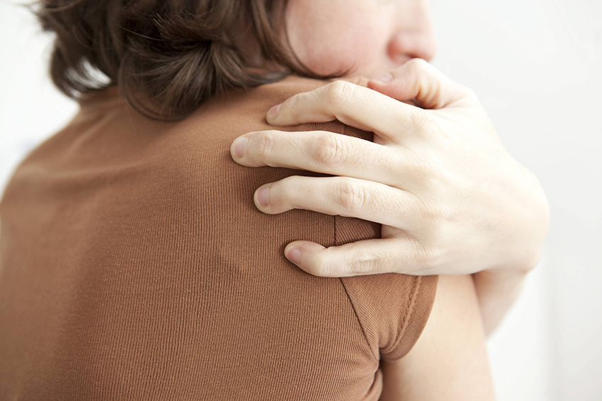 Quälende Schmerzen: Wann Schulterarthrose operiert werden muss