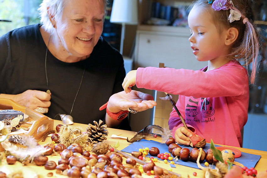 Toben und Vorlesen: Enkelbetreuung hält Oma und Opa jung