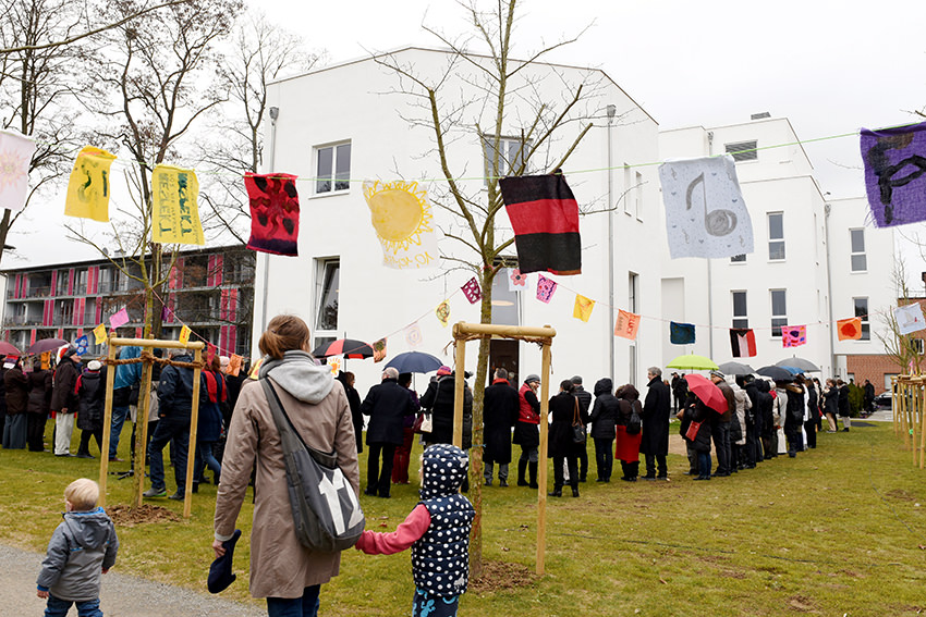 Zahlreiche Menschen verfolgen in Kassel die Eröffnung des Mehrgenerationen-Hospizes. © dpa