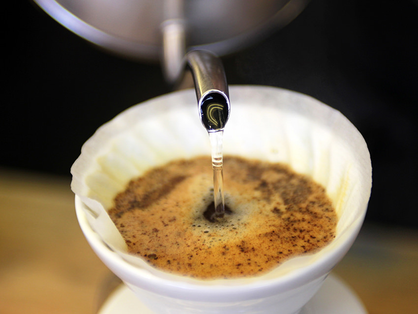 Heißes Wasser wird zum Aufbrühen eines Kaffees durch einen Kaffeefilter gegossen. © dpa