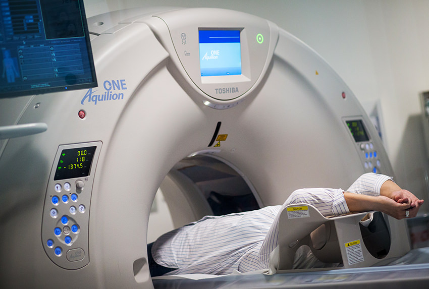Eine Patientin wird im Robert-Bosch-Krankenhaus in einem Computertomographen untersucht. © dpa