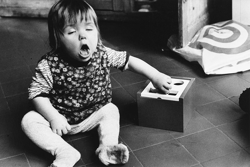 Ein Baby sitzt in den 1960er Jahren auf dem Boden und muss niesen / © picture alliance/Mary Evans Picture Library