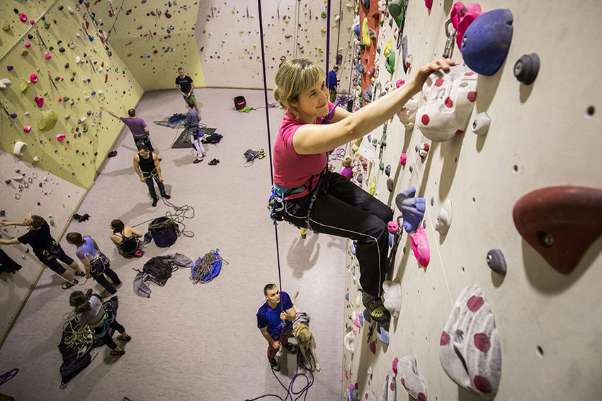 Claudia Müller erklimmt in einer Kletterhalle des Alpenvereins eine Wand / © dpa